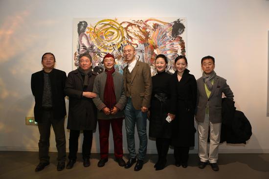 嘉宾在展览现场，左起：张国龙、谭平、吕胜中、邬建安、郑妍、潘晴、金日龙