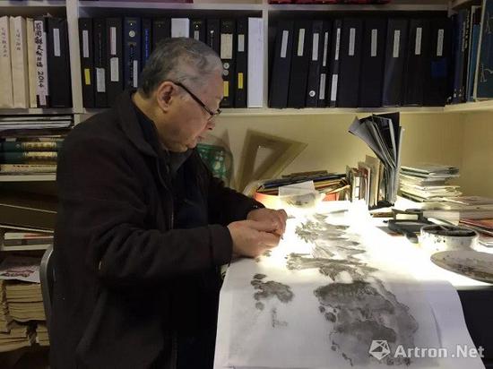 翁万戈先生临摹《长江万里图卷》，图片拍摄于2018年