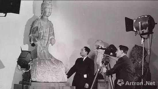 翁万戈与摄影师斯坦纳在博物馆（约1950年）