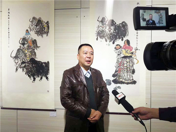 李锡宗展览现场接受媒体采访.jpg