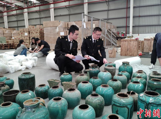 图为深圳海关关员在清点移交文物。