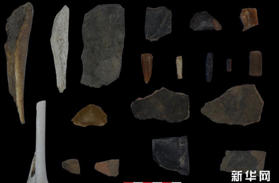梅龙达普洞穴遗址发掘出土的部分遗物（2018年8月24日摄）。新华社发（西藏自治区文物保护研究所供图）