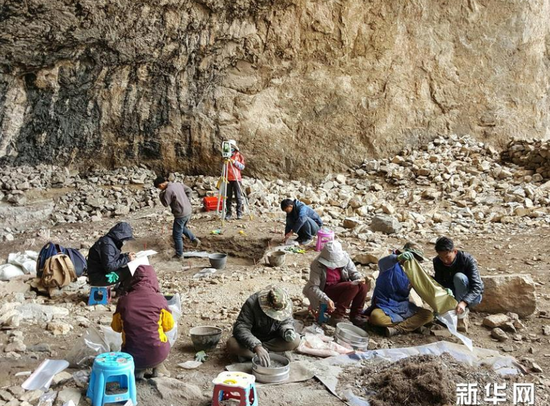 联合考古队队员在梅龙达普洞穴遗址开展科学考古发掘工作（2018年8月16日摄）