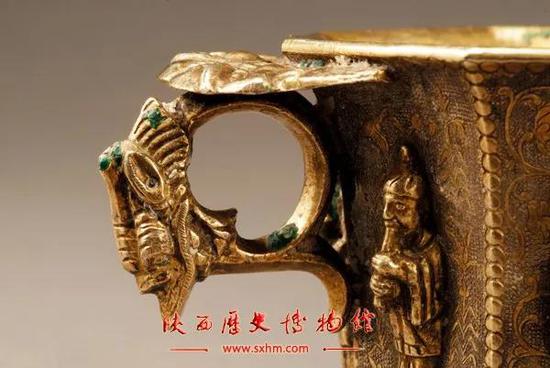伎乐纹八棱银杯 唐 陕西历史博物馆藏，因为当时用的焊药里含铜，连接处已经产生了绿色的铜锈