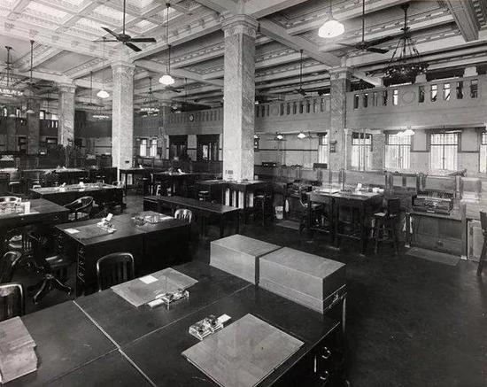 1932年3月30日，营业大厅里储蓄处的办公环境，存款及储蓄记账均为机器