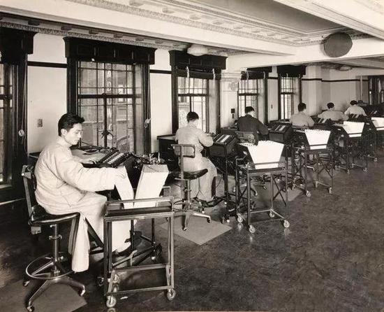 1932年3月30日，上海商业储蓄银行内使用巴勒斯簿记机的场景