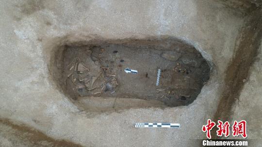 图为中蒙联合考古队发掘的匈奴墓。 内蒙古自治区文物考古研究所供图 摄