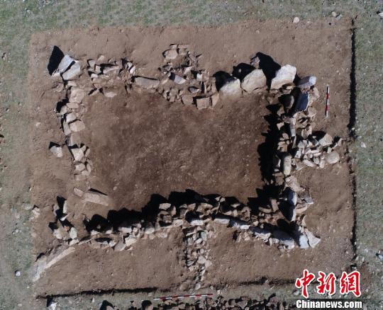 图为特布希文化石板墓。 内蒙古自治区文物考古研究所供图 摄
