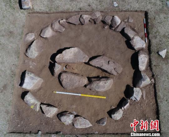 图为发掘的圆形赫列克苏尔。 内蒙古自治区文物考古研究所供图 摄