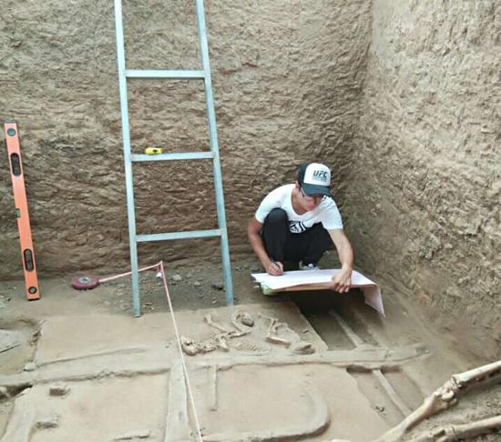 柴佳在考古工地进行测绘。受访者供图