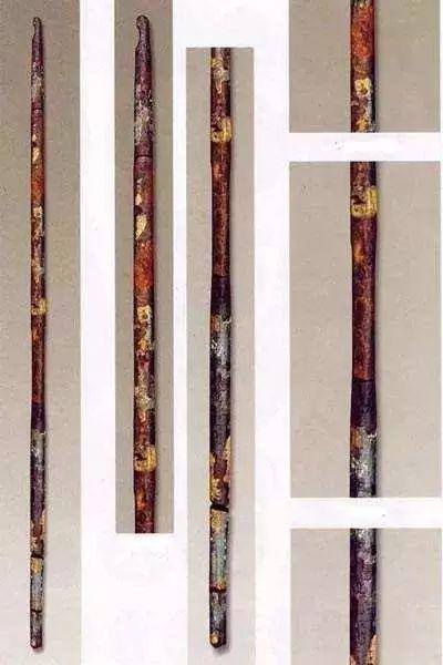 浙江萧山跨湖桥遗址出土的漆弓，距今已有8000年历史，是目前发现的世界上最早的漆器