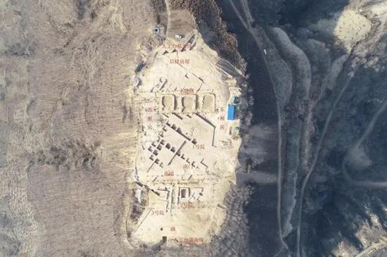 芦山峁遗址大营盘梁台地上的三座院落
