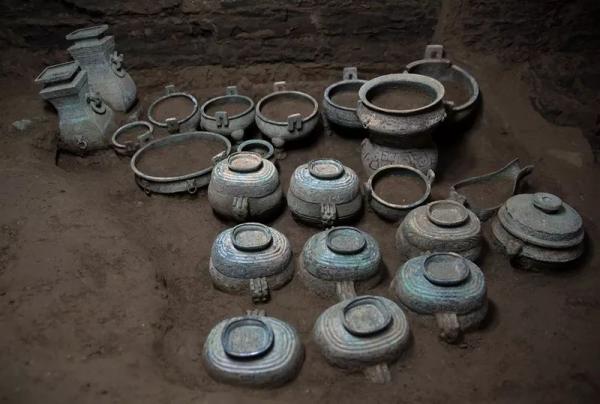 石家墓地M218椁室南端青铜礼器