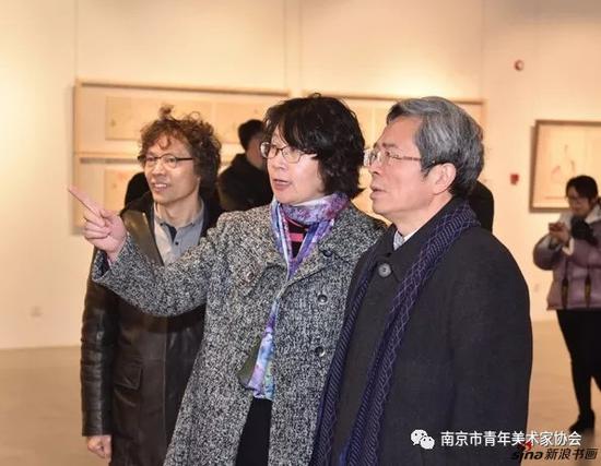 南京大学博物馆史梅馆长向南京大学党委常务副书记杨忠介绍参展作品