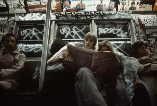 ▲ 早年在纽约地铁中，车窗和顶部都被涂鸦占据
