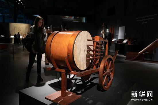 3月15日，在希腊雅典，一名参观者观看《达芬奇：天才500年》展览。