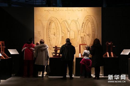 3月15日，在希腊雅典，参观者观看《达芬奇：天才500年》展览。