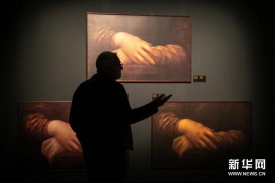 3月15日，在希腊雅典，一名参观者观看《达芬奇：天才500年》展览。
