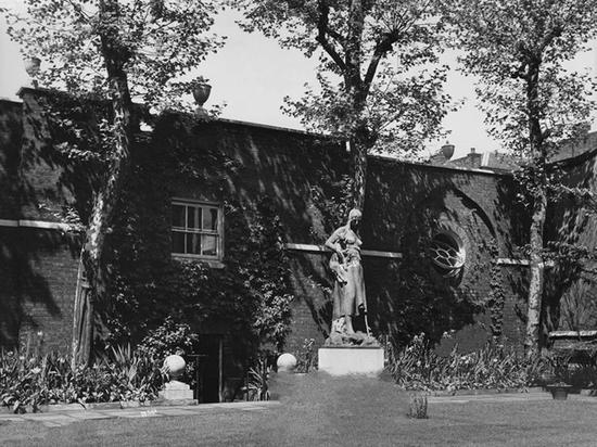 考陶尔德于1926年收购的宏伟的格鲁吉亚之家的庭院