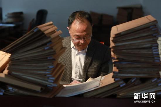 3月18日，王宗勋在锦屏文书特藏馆内整理档案。