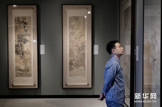 3月20日，观众在香港中文大学文物馆参观展出画作。