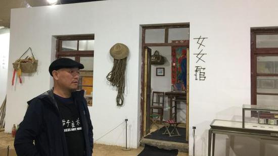 靳勒在女女馆前。新京报记者 王巍 摄