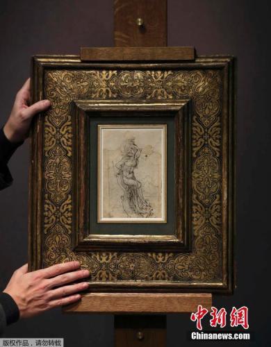 资料图：2017年，法国一家拍卖行展出达芬奇的画作《殉道者圣塞巴斯蒂安》。