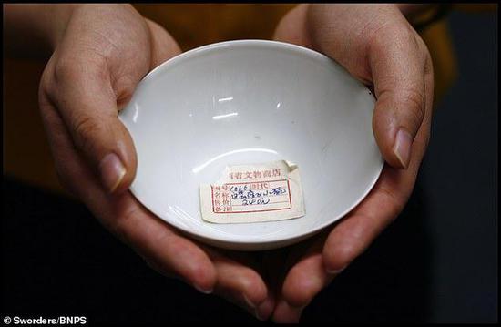 英国拍卖的清朝茶碗（《每日邮报》）