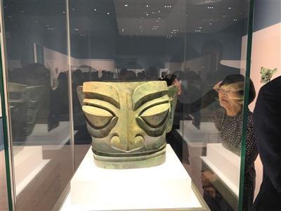 广汉三星堆商晚期青铜面具。国家文物局供图
