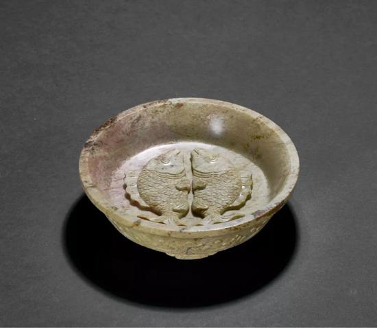 * Lot.923清康熙/雍正 玉雕双鱼洗 　　13.8cm。 Diam。