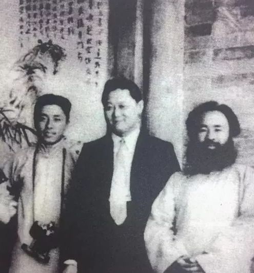 上世纪二十年代，张大千（右一）与张目寒（中）在上海