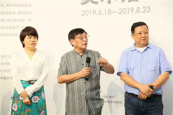 上海油雕院美术馆副馆长 傅军女士（左）著名油画家 俞晓夫教授（中）   展览学术主持 余丁教授 （右）.JPG