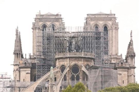 这是4月16日在法国巴黎拍摄的火灾后的巴黎圣母院。 新华社记者 高静 摄