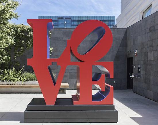 罗伯特·印第安纳的《爱》成为流行于全球的经典符号。