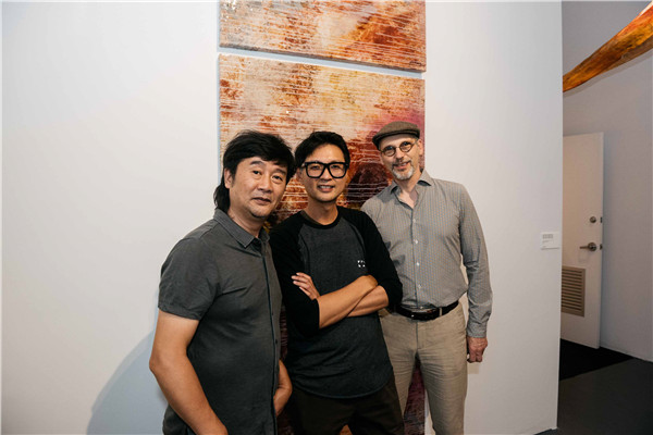 左起：艺术家王义明先生，艺术家Lam Wong, 右，西门飞沙大学人文系主任Paul Crowe.JPG