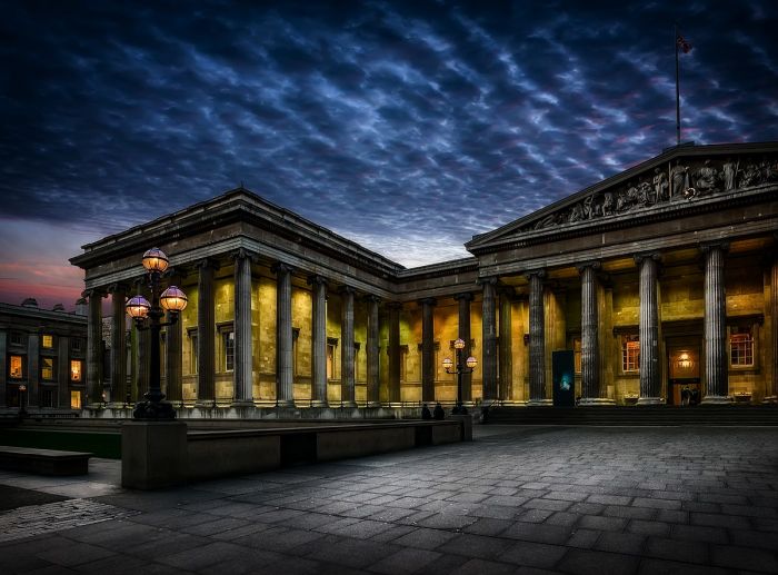 1200px-British_Museum_at_night