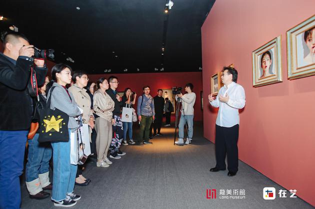 艺术家李贵君在现场导览