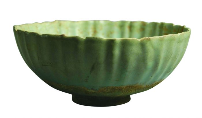 （图4）邓窑青釉菊瓣花口碗，邓州博物馆藏。