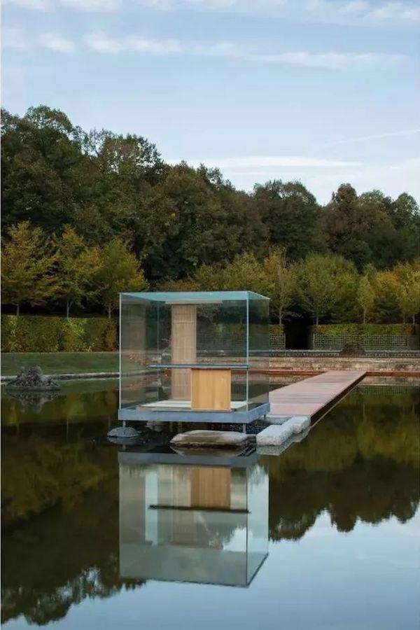 玻璃茶室《闻鸟庵》于凡尔赛宫的展示 杉本博司，2018年