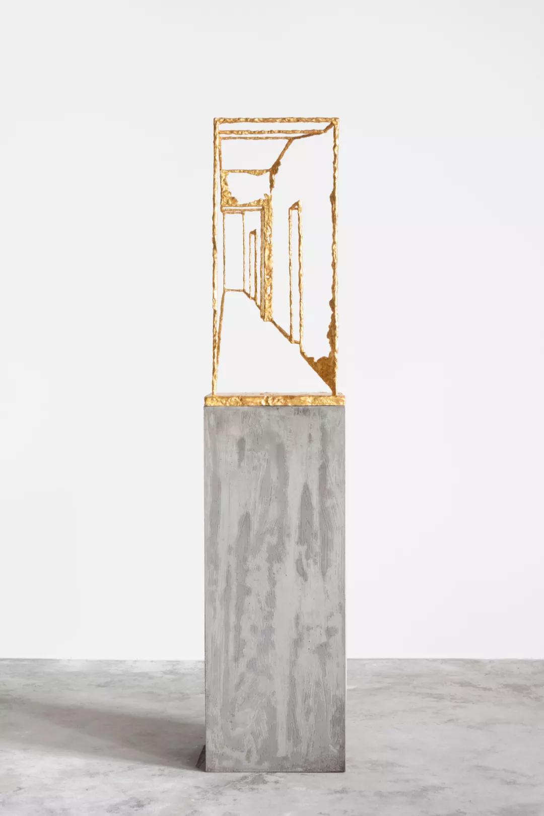  《金色之外20200303》，42 × 34 × 85.5 cm，底座42 × 34 × 116 cm，青铜、24K金箔、水泥底座，2020