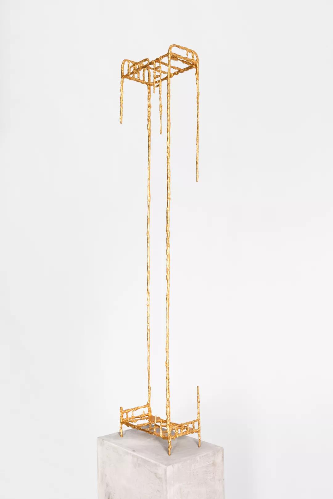  《上·下20200718》，166×34×16cm，底座42×34.5×110cm，青铜、24K金箔、水泥底座，2020