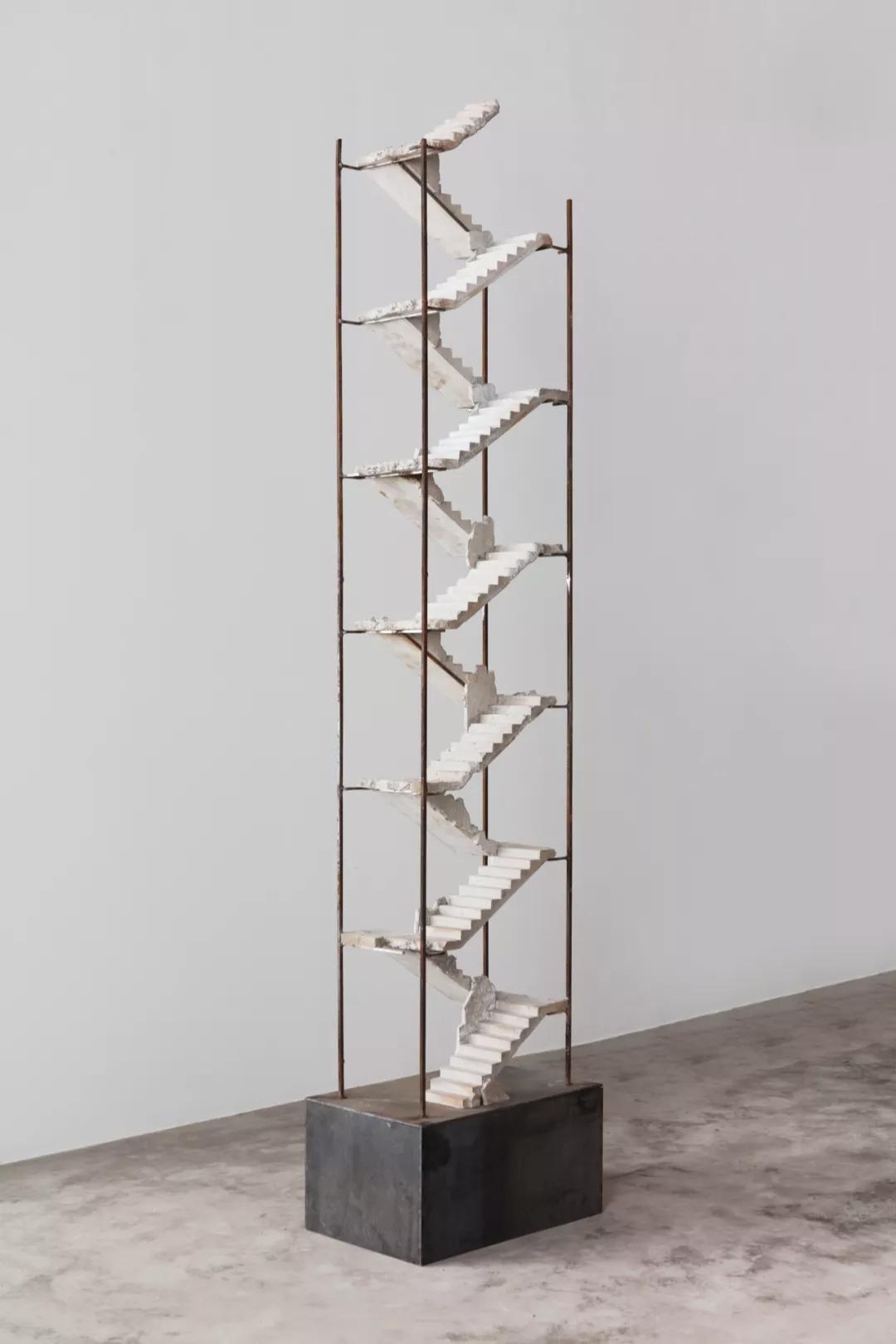  《一单元》，58.5×40×232cm，底座58.5×40×30cm，水泥、钢结构，2020