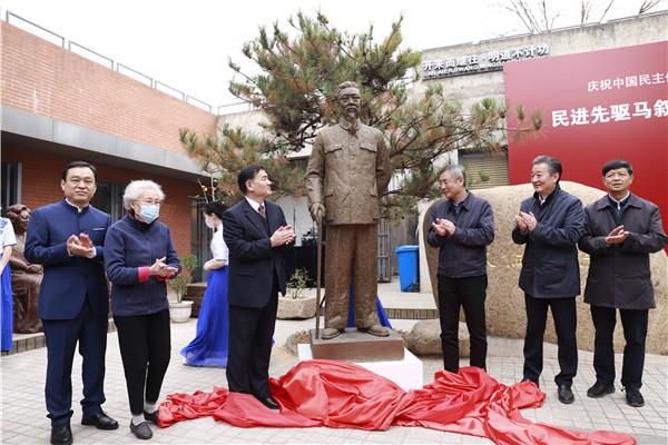 民进中央蔡达峰主席、王刚副主席、李和平主委、林阳院长、马佩女士、纪峰先生共同为民进先驱马叙伦先生铜像揭幕.JPG