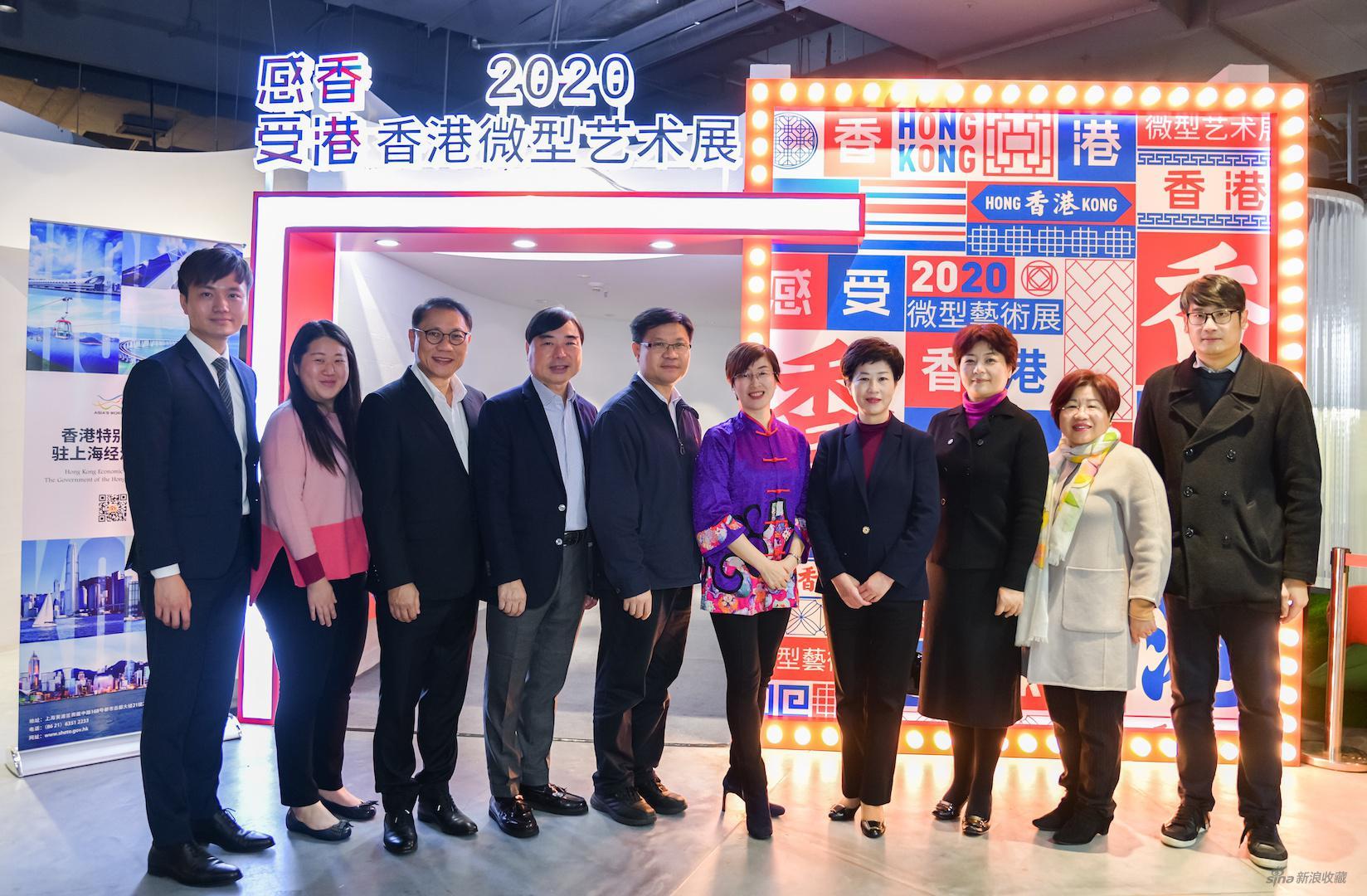 驻沪办主任蔡亮（右五）和主礼嘉宾在“感受香港•2020香港微型艺术展”现场合照