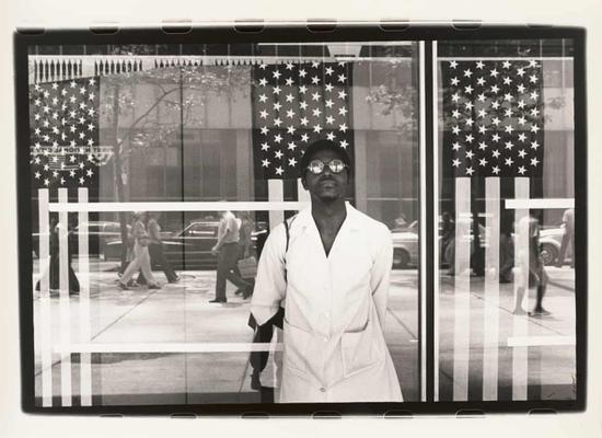 《透过星条旗看到的美国》，明·史密斯，纽约，1976