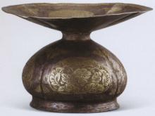 鎏金团花纹银唾壶 图片来源：中国考古