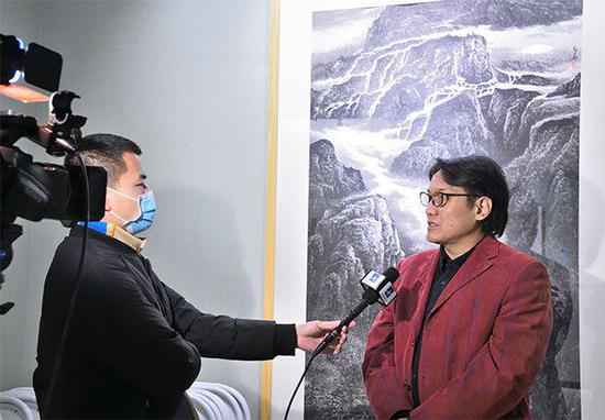 苏华美术馆馆长王苏华现场接受央视书画频道采访